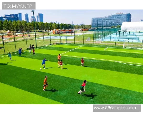 足球空城的孤独与希望在绿茵场上交织的故事